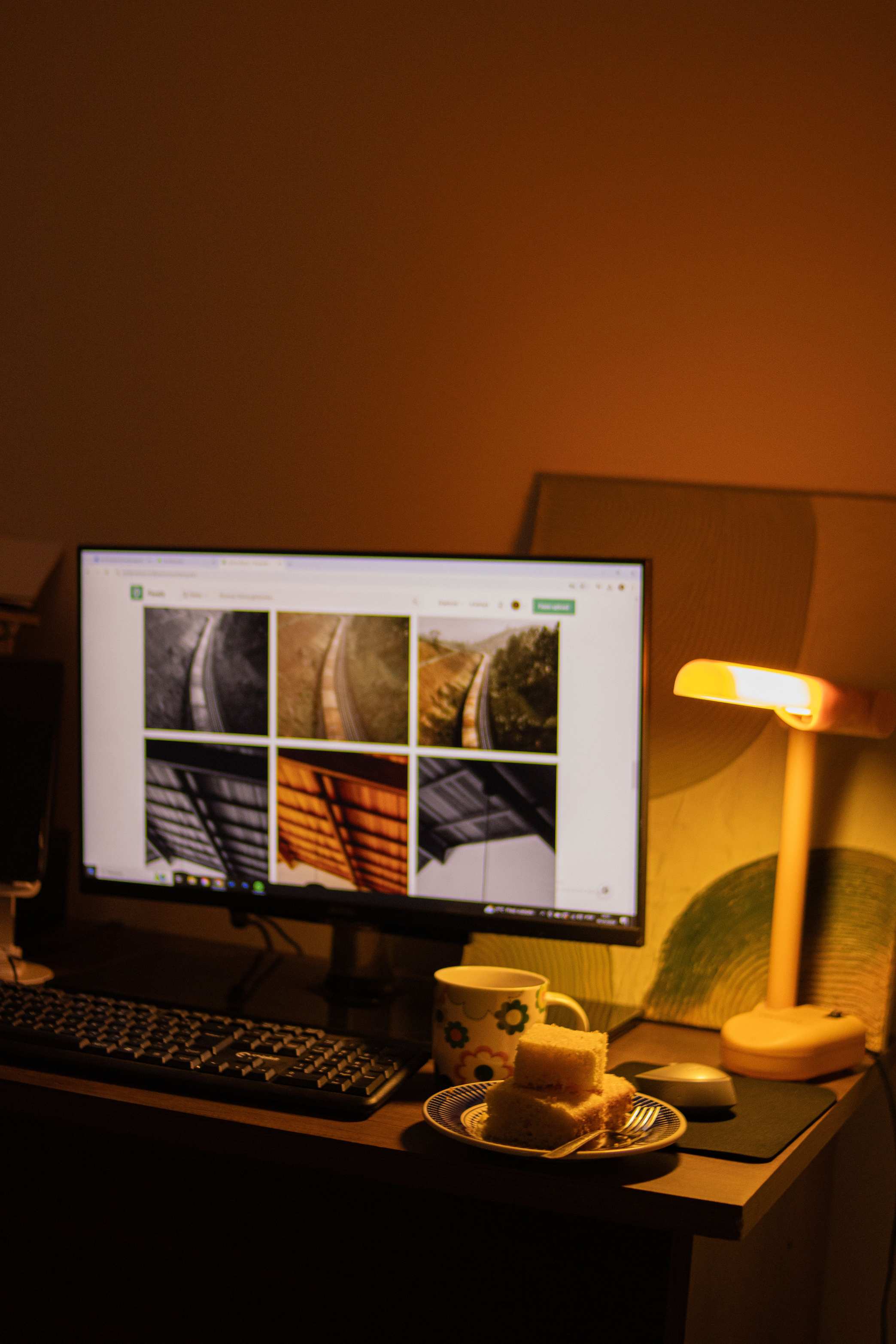 พื้นที่ทำงานที่มีจอคอมพิวเตอร์ในยามค่ำ — desk monitor night