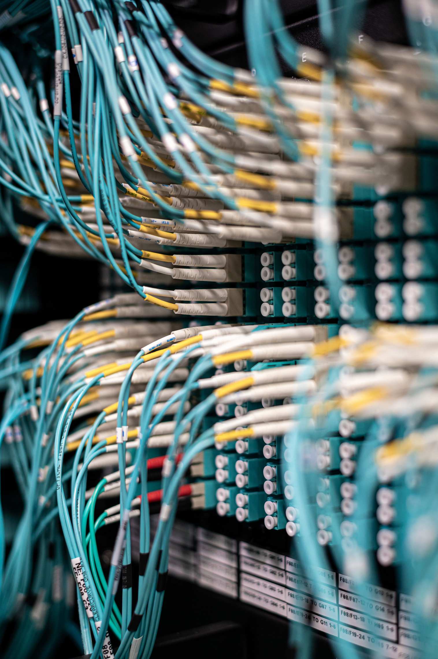 อุปกรณ์เซิร์ฟเวอร์และสายเคเบิลในแร็ค — server rack cable